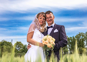 Brautpaar im Weizenfeld