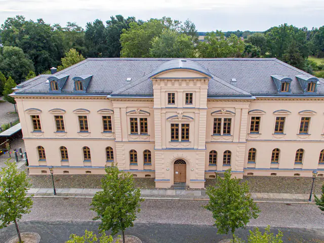 Schulgebäude Annaburg halbe Höhe